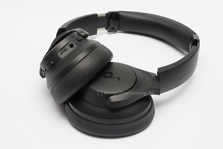 Ein Noise Canceling (ANC) Bluetooth-Kopfhörer liegt auf weißem Untergrund.