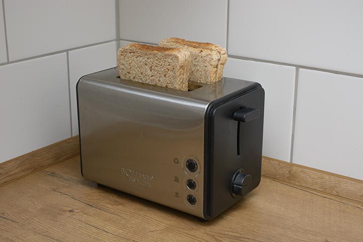 ein Toaster mit vier Brotscheiben
