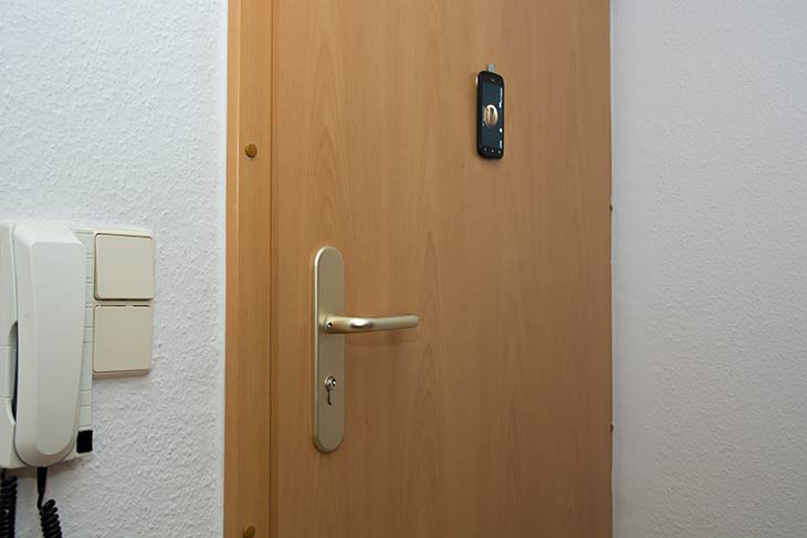 der digitale Türspion an der Tür