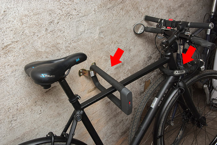 sichern des Fahrrads im Keller