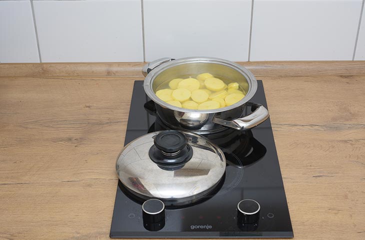 Kochen von Kartoffeln in einem Kochtopf