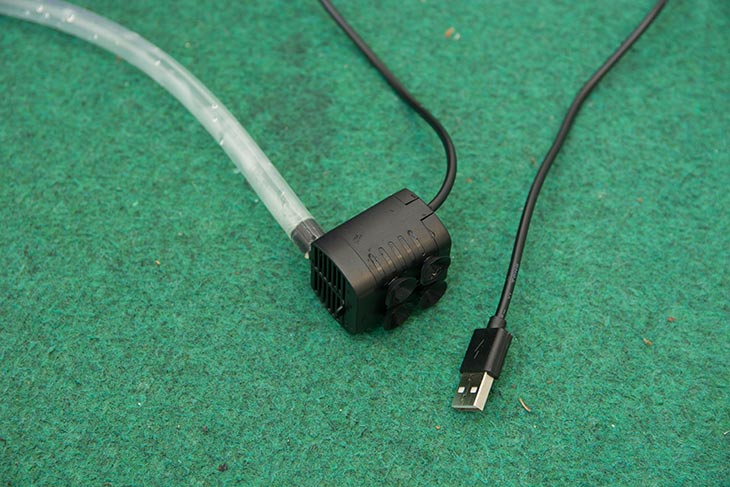eine Pumpe mit USB-Anschluss zur Stromversorgung